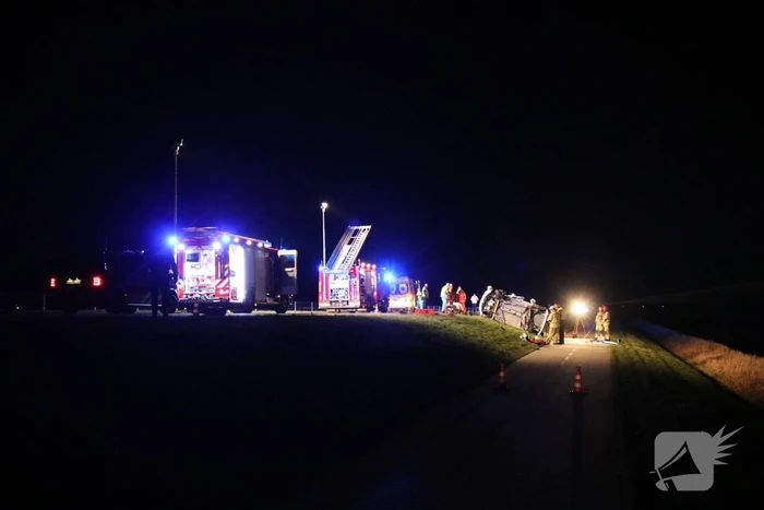 Persoon bekneld na frontale botsing