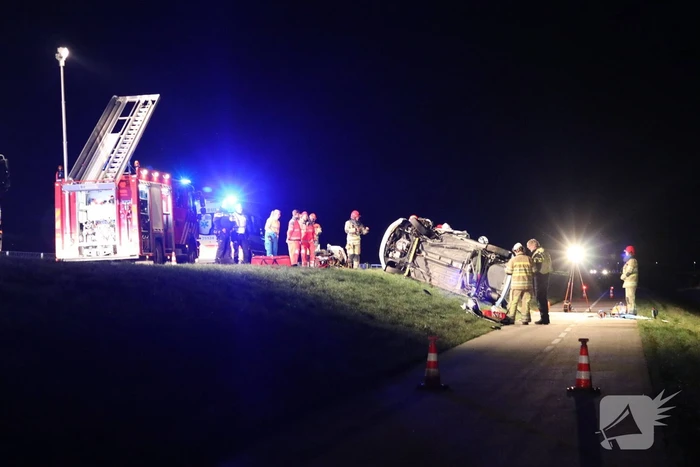 Persoon bekneld na frontale botsing