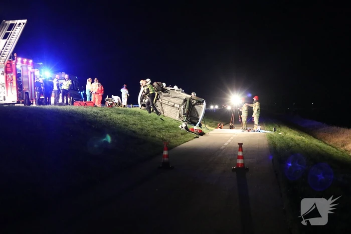 Persoon bekneld na frontale botsing