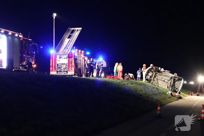 Persoon bekneld na frontale botsing