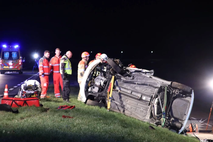 Persoon bekneld na frontale botsing