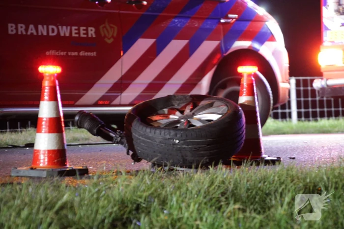 Persoon bekneld na frontale botsing