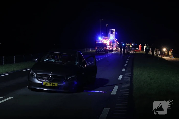Persoon bekneld na frontale botsing