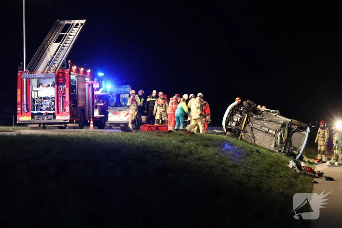 Persoon bekneld na frontale botsing