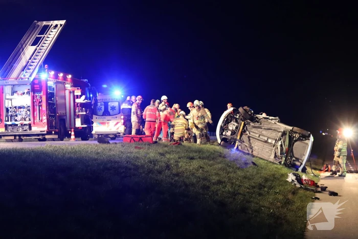 Persoon bekneld na frontale botsing