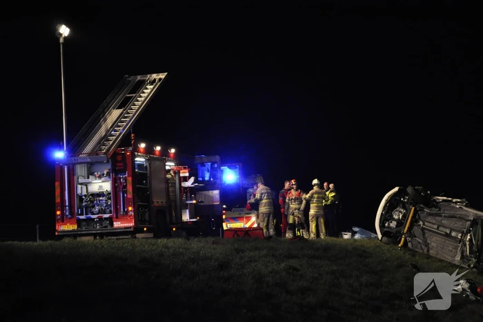 Persoon bekneld na frontale botsing