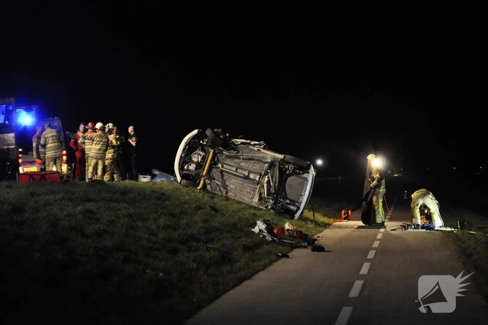 Persoon bekneld na frontale botsing