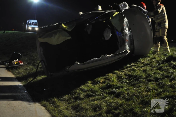 Persoon bekneld na frontale botsing
