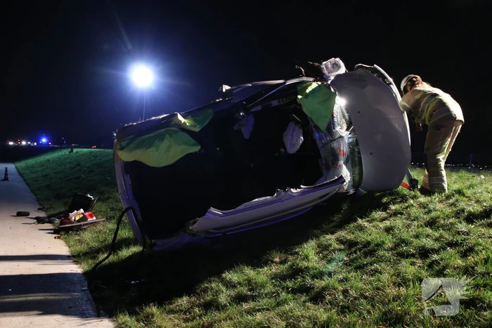 Persoon bekneld na frontale botsing