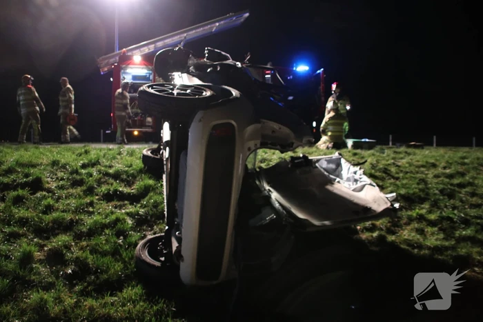 Persoon bekneld na frontale botsing