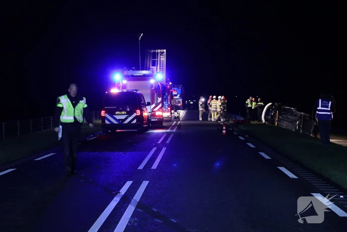 Persoon bekneld na frontale botsing