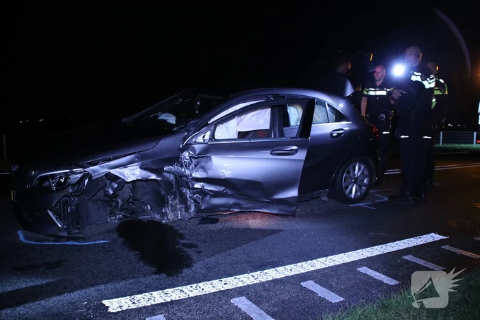 Persoon bekneld na frontale botsing