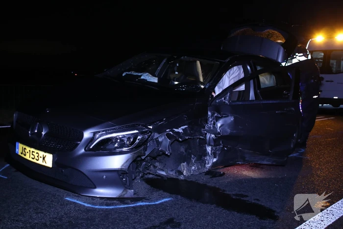 Persoon bekneld na frontale botsing