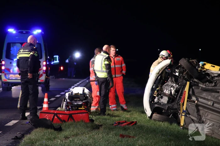 Persoon bekneld na frontale botsing