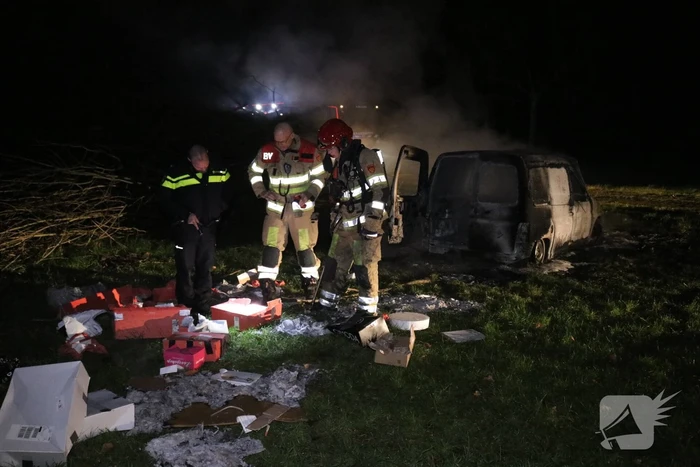 Busje van postbezorgdienst in vlammen op