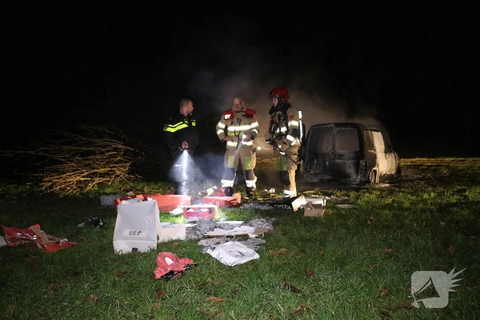 Busje van postbezorgdienst in vlammen op