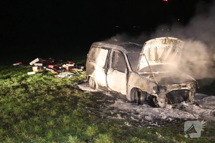 Busje van postbezorgdienst in vlammen op