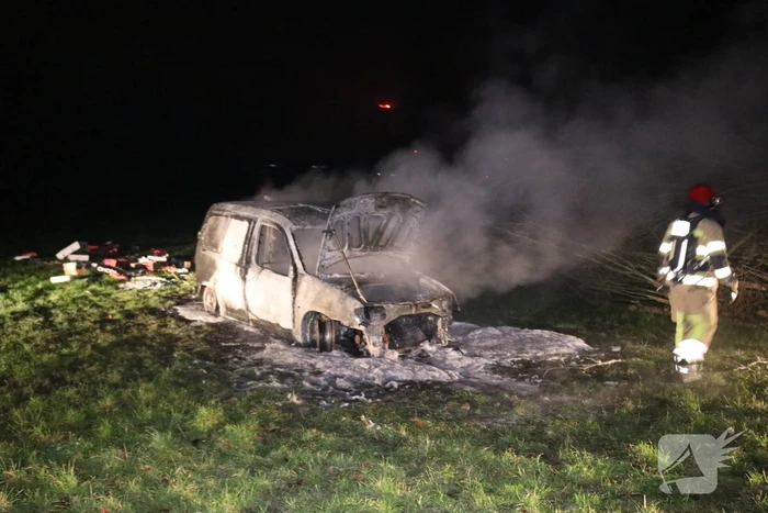 Busje van postbezorgdienst in vlammen op