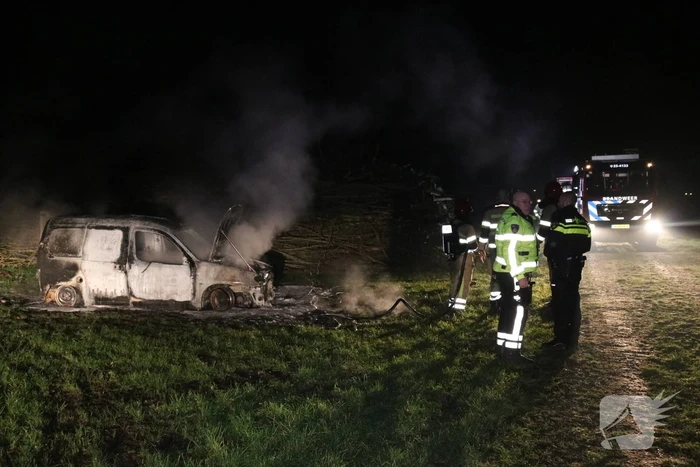 Busje van postbezorgdienst in vlammen op