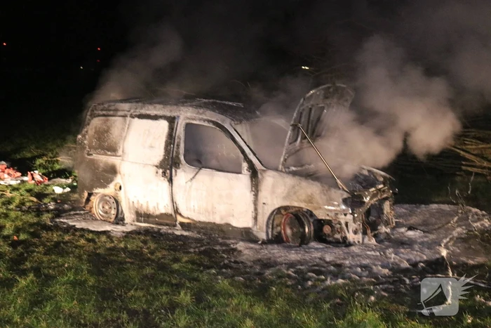 Busje van postbezorgdienst in vlammen op
