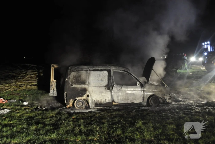 Busje van postbezorgdienst in vlammen op