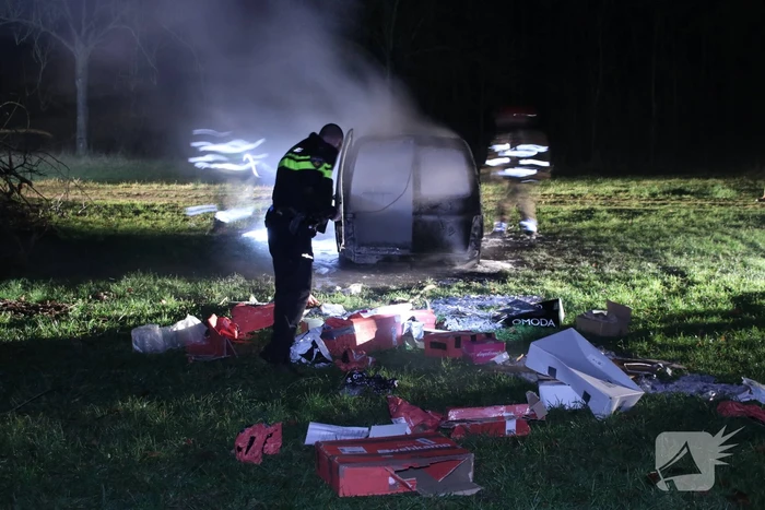 Busje van postbezorgdienst in vlammen op