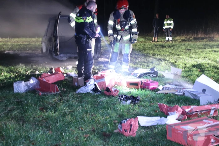 Busje van postbezorgdienst in vlammen op