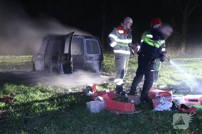 Busje van postbezorgdienst in vlammen op