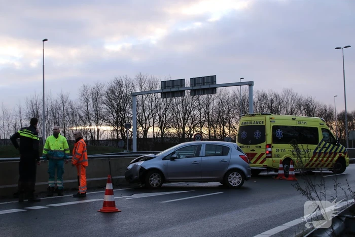 Auto klapt op vangrail