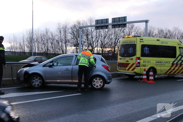 Auto klapt op vangrail
