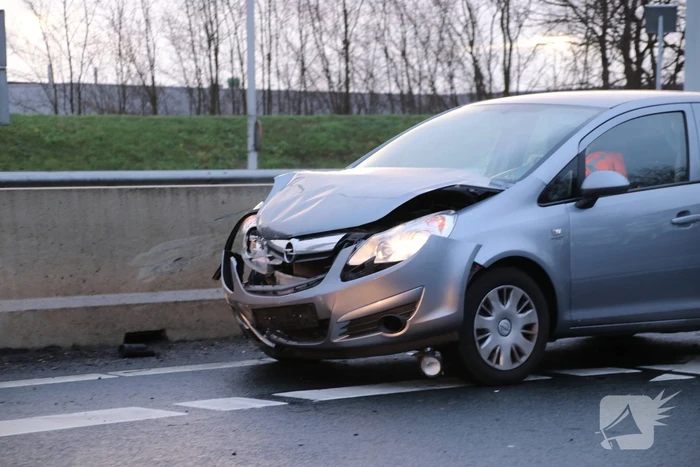 Auto klapt op vangrail