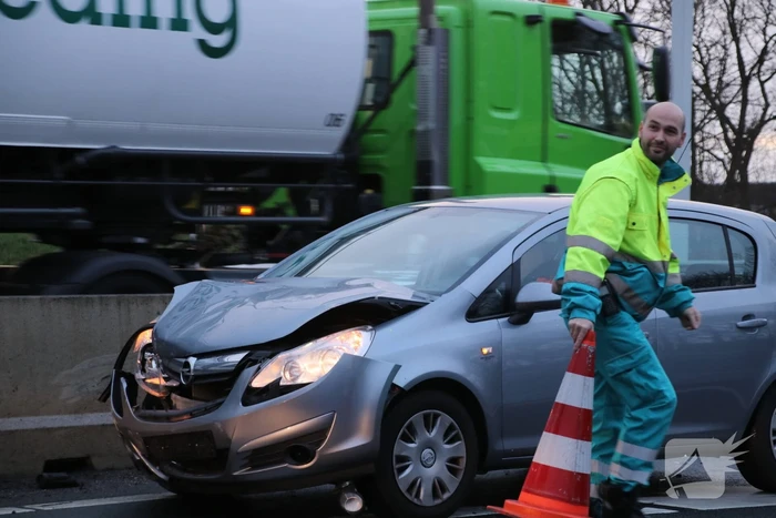 Auto klapt op vangrail