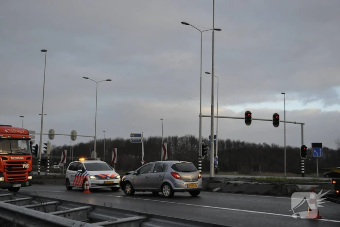 Auto klapt op vangrail