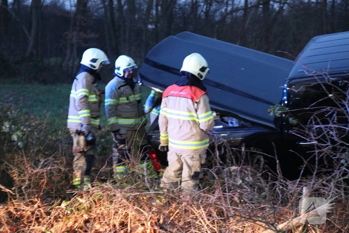 Auto vliegt uit de bocht