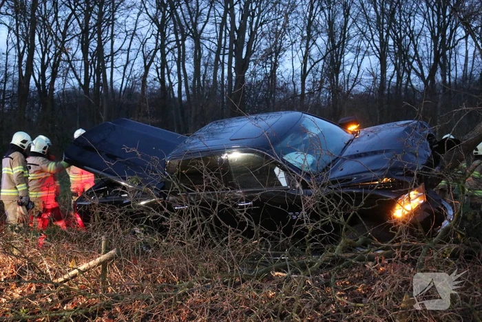 Auto vliegt uit de bocht