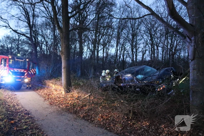 Auto vliegt uit de bocht