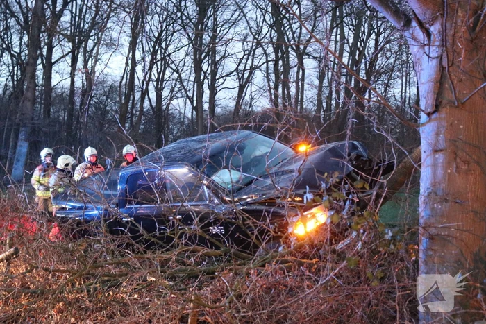 Auto vliegt uit de bocht