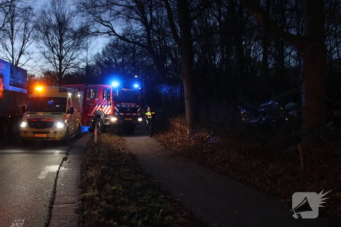 Auto vliegt uit de bocht