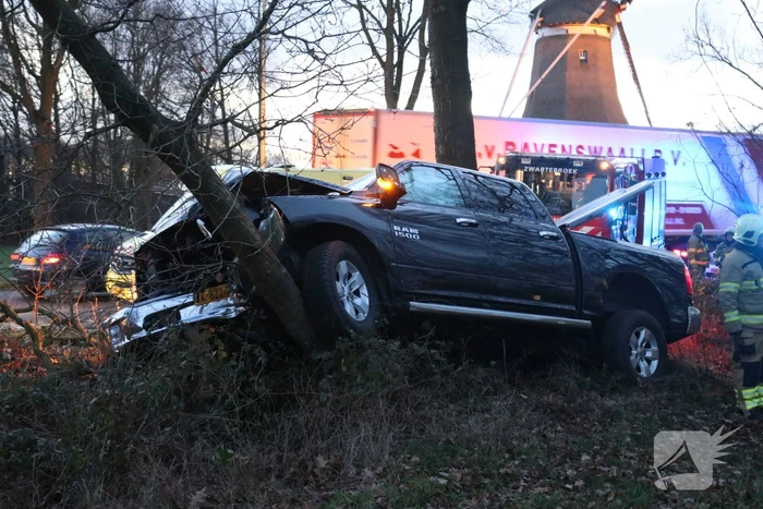 Auto vliegt uit de bocht