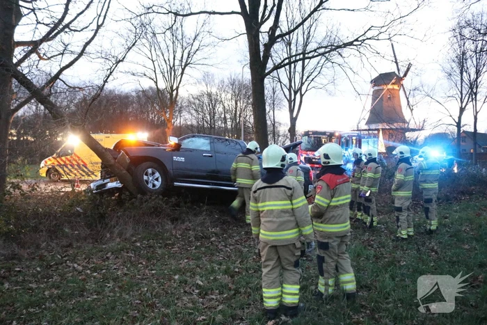 Auto vliegt uit de bocht