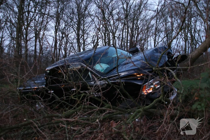 Auto vliegt uit de bocht