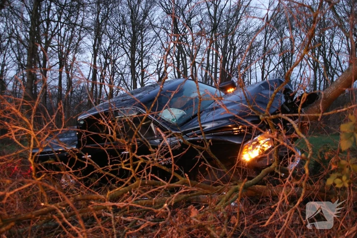 Auto vliegt uit de bocht