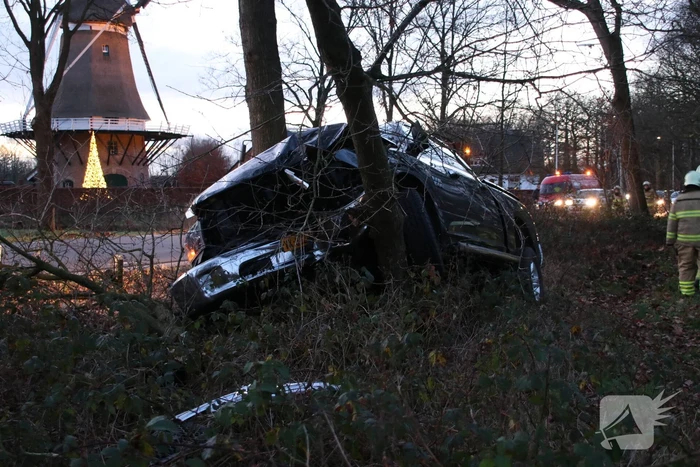 Auto vliegt uit de bocht