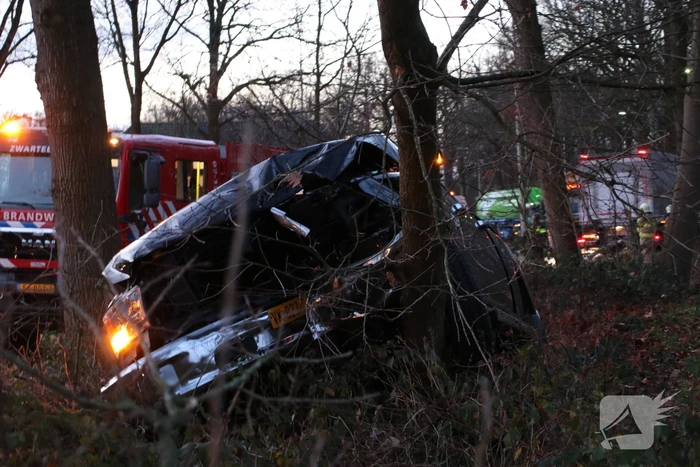 Auto vliegt uit de bocht