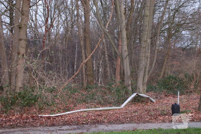 Auto vliegt uit de bocht