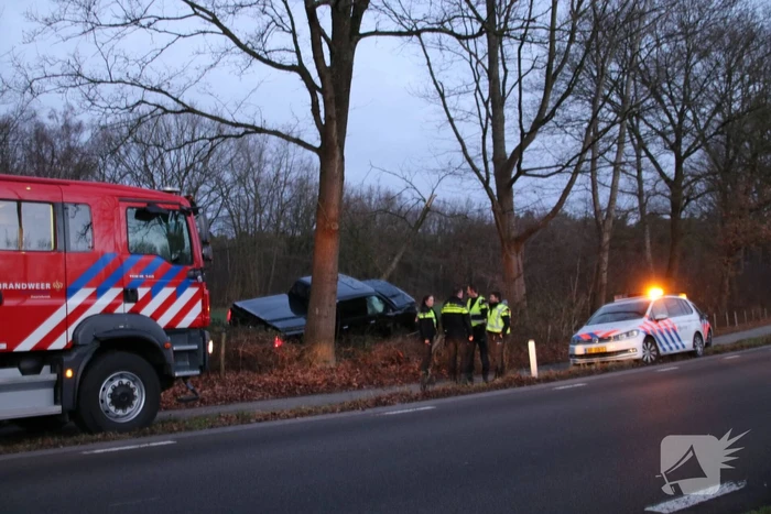 Auto vliegt uit de bocht