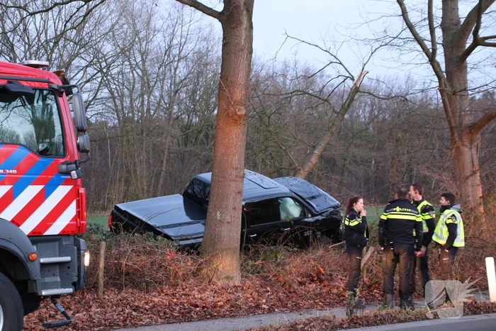 Auto vliegt uit de bocht
