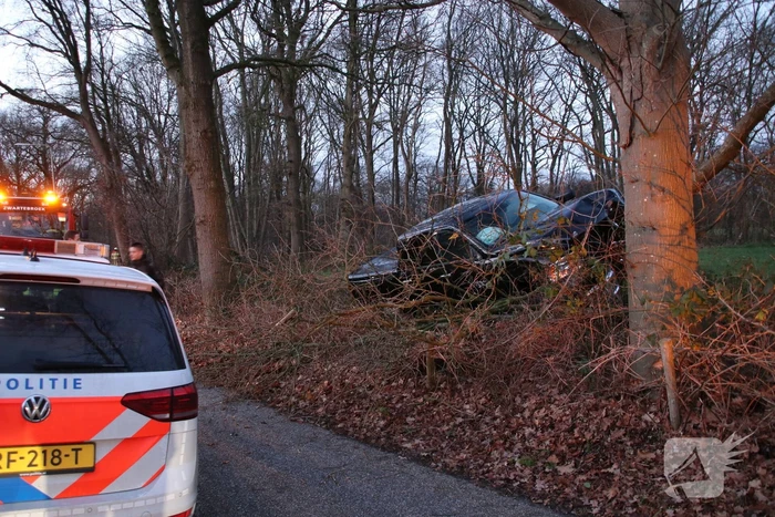 Auto vliegt uit de bocht