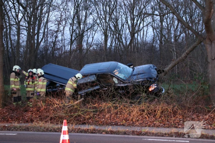 Auto vliegt uit de bocht