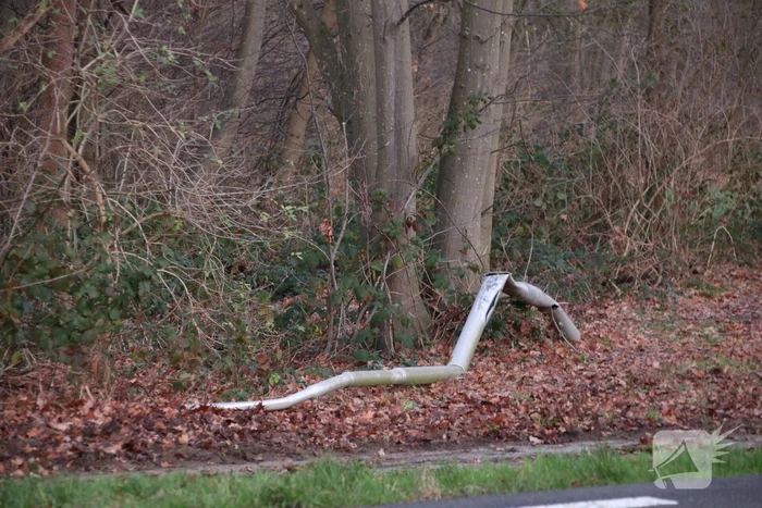 Auto vliegt uit de bocht